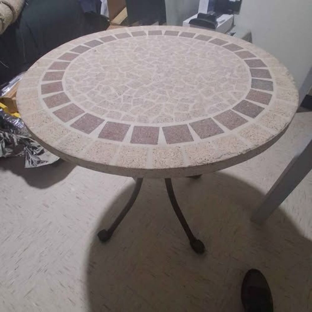 Round Tile table with 2 chairs